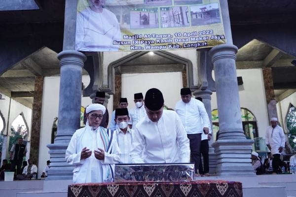 Resmikan Dua Masjid di Langkat, Musa Rajekshah Ingatkan Ilmu Yakin untuk Bangun dan Makmurkan Masjid